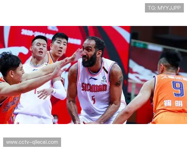 清华男篮李玉章犯规后卡通表情逗乐观众,裁判笑着拉起球员